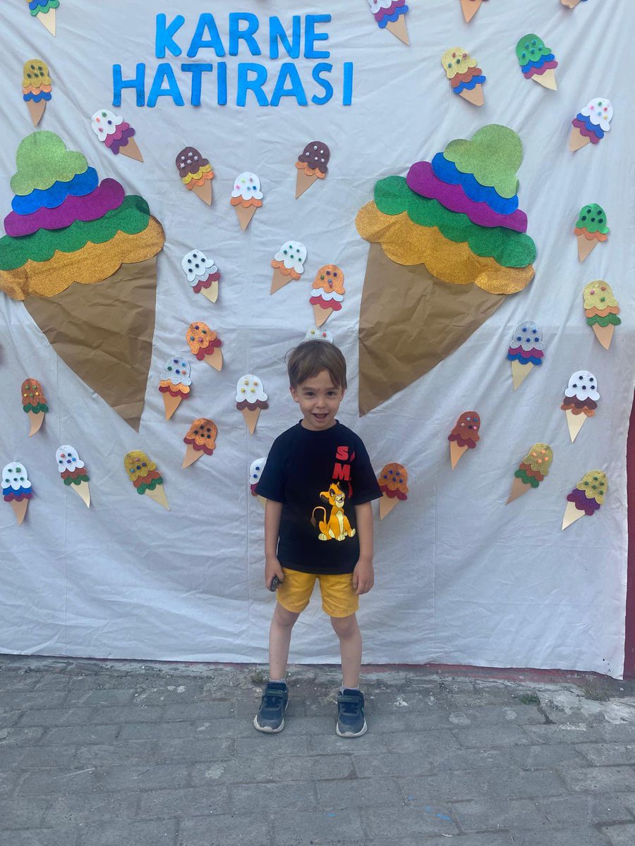 KumruSehit's tweet photo. 2023-2024 Eğitim-Öğretim Yılının sonuna geldik.Bu sürecin güzel ge��mesini sağlayan değerli velilerimize,emektar öğretmenlerimize,personellerimize ve sevgili öğrencilerimize çok teşekkür ederiz.İyi Tatiller Çocuklar 🎉🎉 https://t.co/PIQOifsZzR