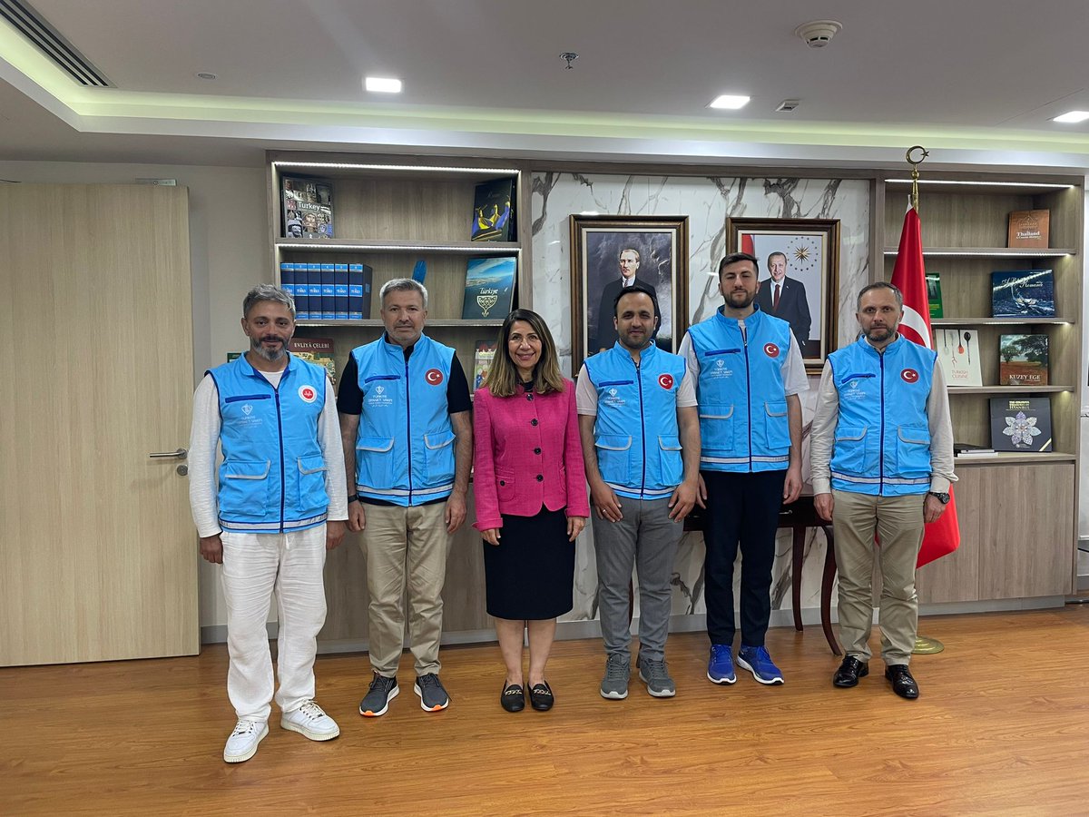 DiyanetVakfi's tweet photo. Vekaletle kurban organizasyonumuz kapsamında Tayland’da bulunan görevli ve gönüllülerimiz, ülkemizin Bangkok Büyükelçisi Serap Ersoy’u ziyaret ederek, kurban faaliyetlerimizle ilgili bilgi verdi.

#KurbanınıPaylaş Kardeşinle Yakınlaş https://t.co/RbVK06e7L3