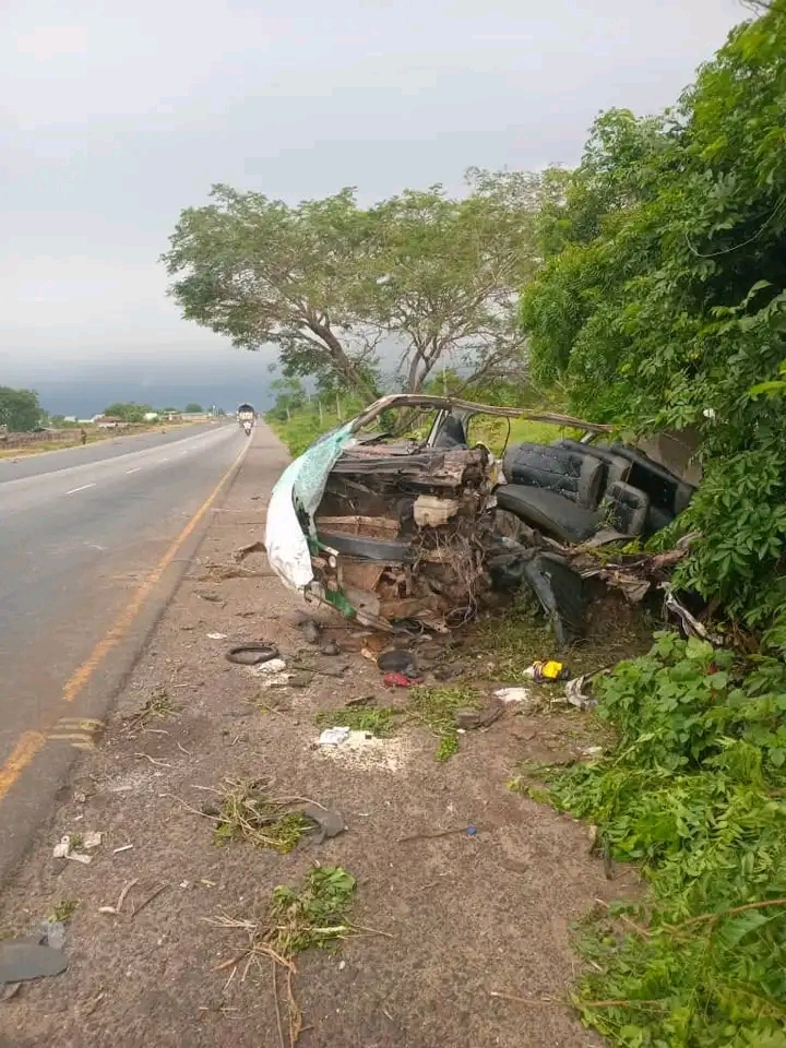 SaharaReporters's tweet photo. Tragedy Strikes On Kwara Road: 5 Children, 14 Adults Killed In Horrific Crash | Sahara Reporters https://t.co/LrF0vM3pIB https://t.co/Bgdn1psPNB