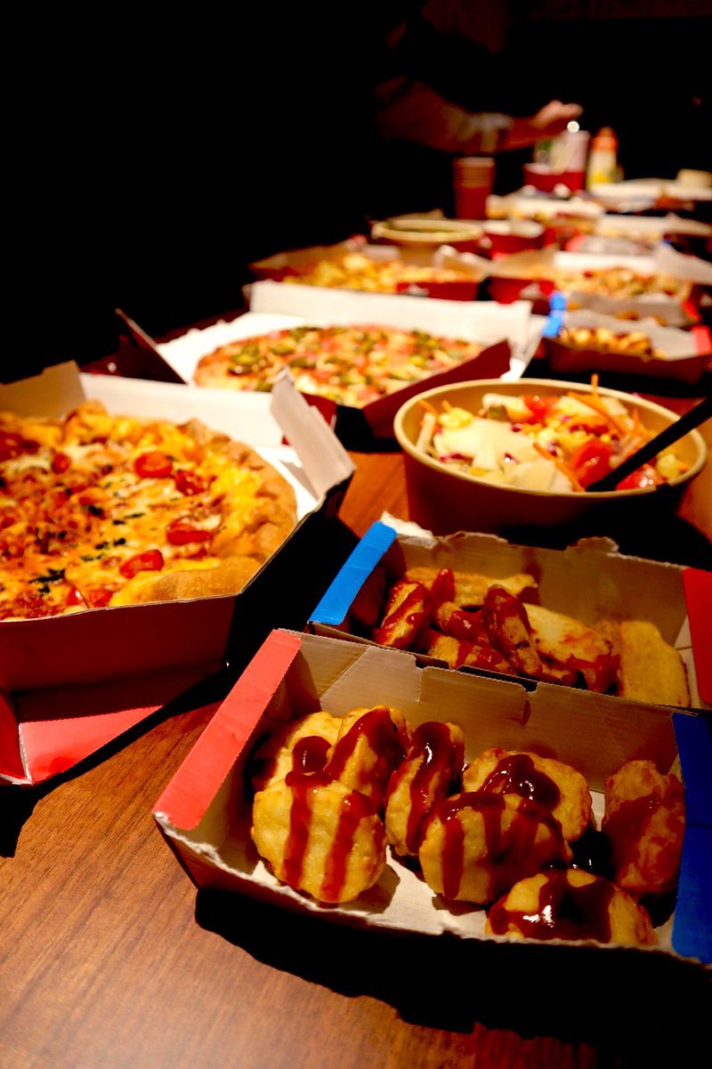 dora_rakurakudx's tweet image. 【🎏ワークショップ5月🎏】
ワークショップの後は、恒例の懇親会を開催🍕
弊社は普段リモートワークをしている社員も多いため、ワークショップを含めこういった交流の場を定期的に設けることを大切にしています。
#ワークショップ #社内イベント #techfirst #テックファースト #懇親会 #ピザ