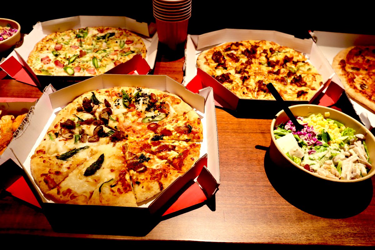 dora_rakurakudx's tweet image. 【🎏ワークショップ5月🎏】
ワークショップの後は、恒例の懇親会を開催🍕
弊社は普段リモートワークをしている社員も多いため、ワークショップを含めこういった交流の場を定期的に設けることを大切にしています。
#ワークショップ #社内イベント #techfirst #テックファースト #懇親会 #ピザ