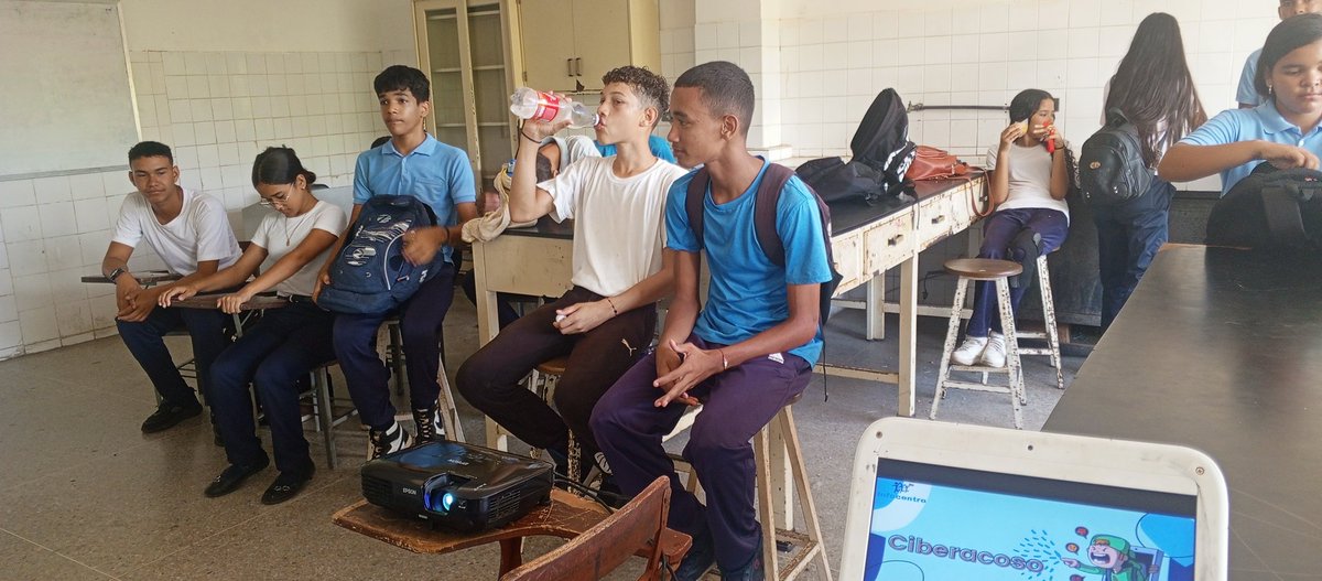 infoelsaladone1's tweet photo. Charla sobre Ciberacoso a Estudiantes del LB José Ramón Luna de El Salado, Municipio Antolin del Campo.
#FamiliaInfocentroUnida https://t.co/s8LfYm6CN7