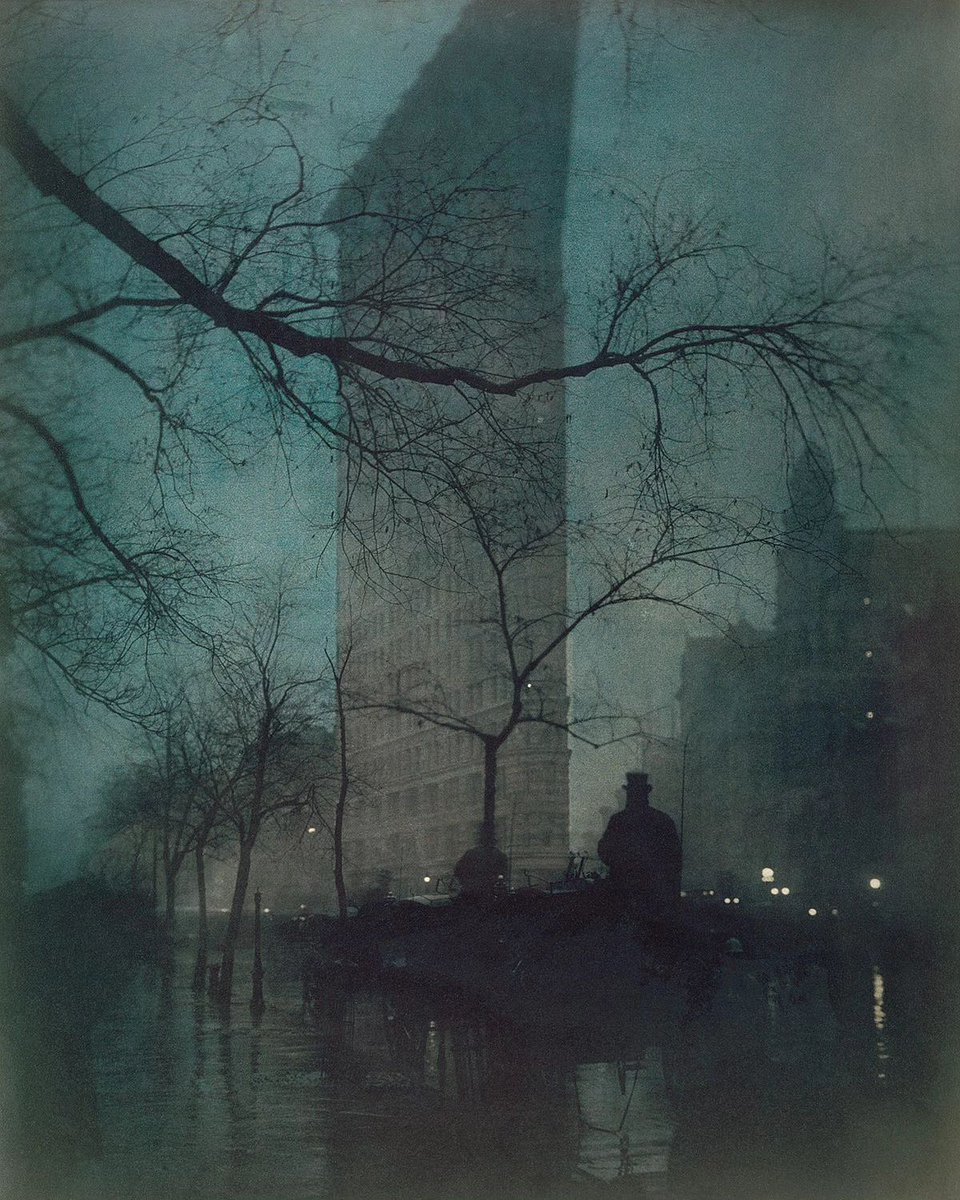 whitenights_ro's tweet photo. The masters (CXLIX) 

Edward Steichen - Flatiron Building (1904)
#mastersofphotography

Original 8 13/16 x 15 1/8 in print, with blue pigment suspended in gum bichromate over a platinum print. 
Steichen was trained as a painter and he was was influential in establishing photography as a fine art.