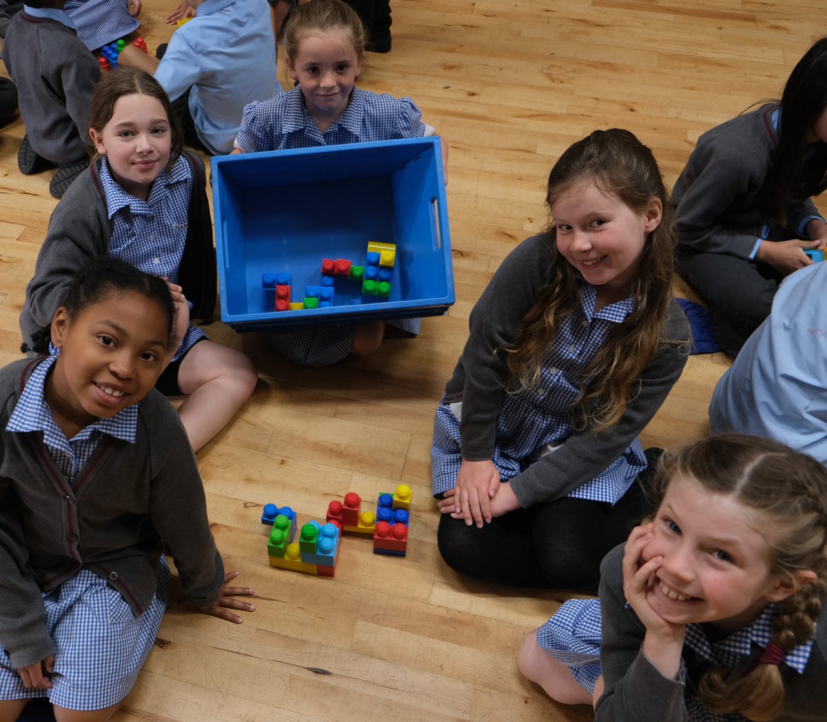 OakfieldPrep's tweet image. Our pupils dove into #MathsDay earlier this week w/ 3D balloon shape + Pattern Making Challenge, led by the brilliant @problemsolveit. Thank you!  

From creating shapes w/ balloons to exploring patterns with blocks, we&apos;re enthusiastic about hands-on learning and problem-solving.