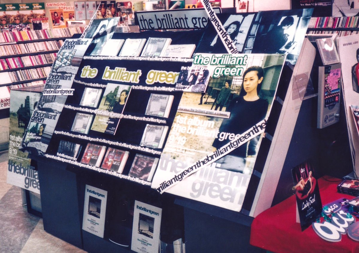 nt_put's tweet image. 1998年9月19日、 ブリリアントグリーン1stアルバム発売時の店内の様子。ディスプレイは当時勤めていたスタッフによる力作。ブリグリが京都出身のバンドということもあって、京都にあったウチの店としても結構プッシュしていた。 このアルバムも当時かなり売れたように思う。 
#懐かしのCDショップ