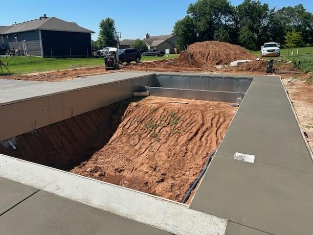 UltraModernPnP's tweet image. 👀Look what we did yesterday! Our crews poured the concrete for this 20x40 Fox vinyl liner pool in Winfield! It's going to be beautiful when it's done! 

#ultramodern
#wichitapools
#ictpools
#poolbuilder
#livingpoolside
#thedream
#summerfun