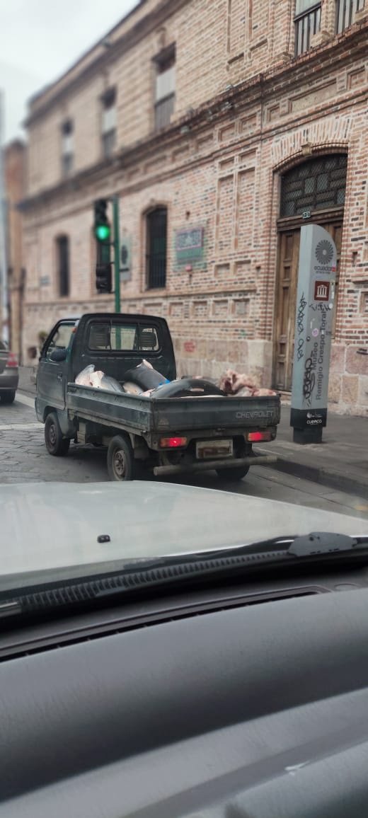 WRadioEc's tweet photo. #DenunciaCiudadana | 🗣"Buenos días envío fotos de cómo se está transportando el pescado a los mercados de #Cuenca. Estás fotos son hace 5 minutos en la calle larga y es evidente que no se respeta la limpieza básica que debería haber ... https://t.co/qOw8T7U8yV