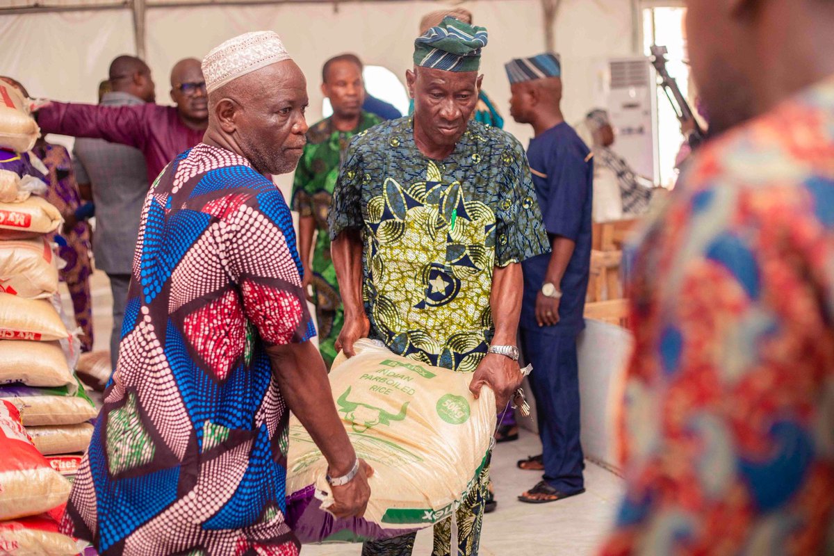 AKABMedia's tweet photo. Senator Adebule Distributes Food Items to Lagos West Residents Ahead of Eid Celebration
https://t.co/fnGHHv4v53
@DrAdebuleIdiat @OfficialHra
#eidel #foodstuffs #G72024 #Kannappa #AgbaToken #RetrocederEs https://t.co/h3ey7Nbt3Q