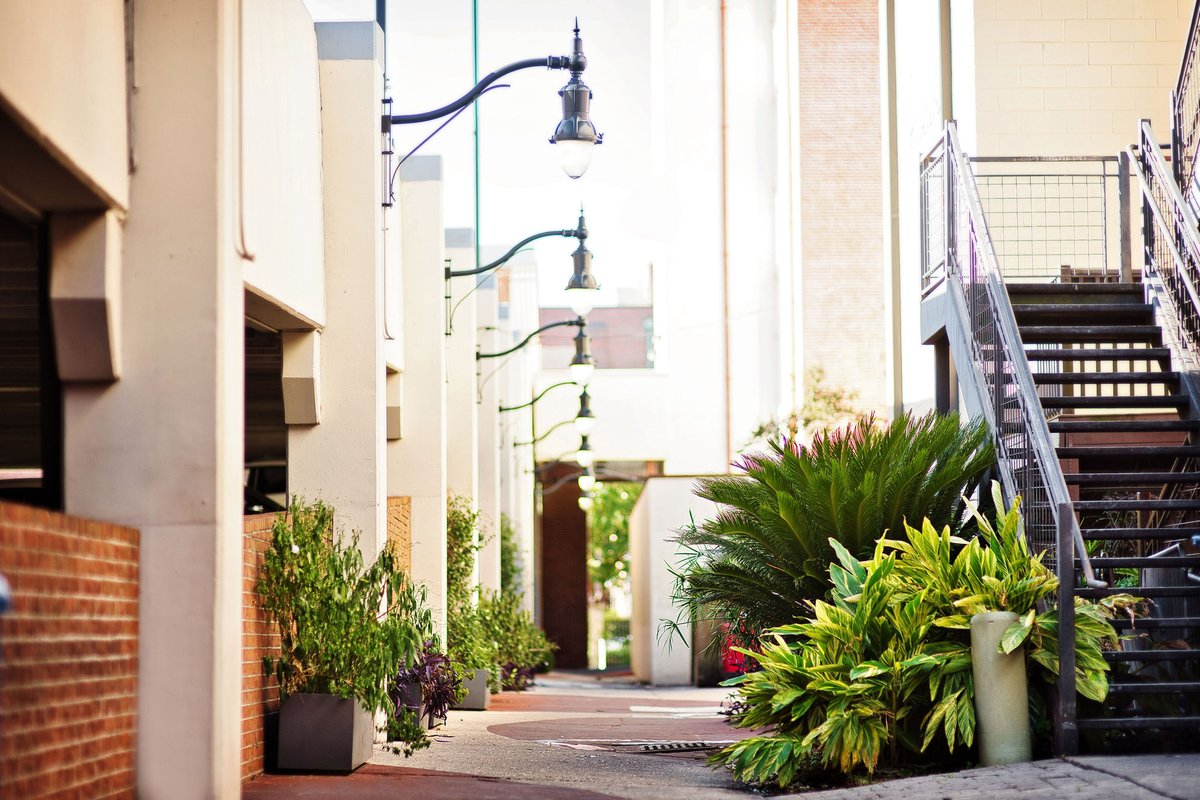 Why stop enjoying your beautiful landscape when the sun goes down? Light up the night with 14 commercial landscape lighting ideas. 
jerrypatedesign.com/14-commercial-…

#commerciallandscaping #landscapelighting #creativelandscapelighting #landscapelightingideas  #jerrypatedesign