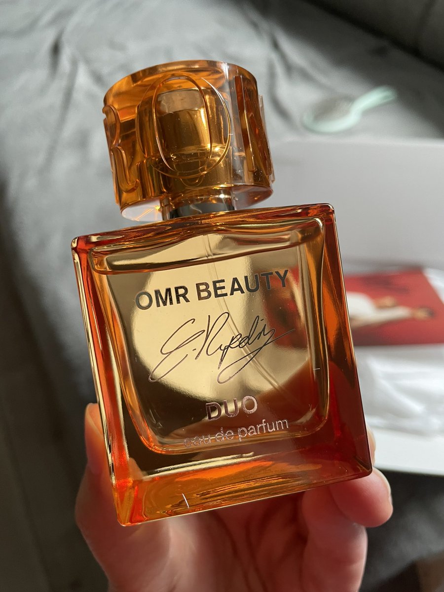 FloSimbaDog's tweet image. Screaming. Crying. Licking my paws. I got my DUO. Woof! 🐾🧡 smelling very much like summer now. 🥹 @omrbeauty @OmarRudberg @RydingEdvin