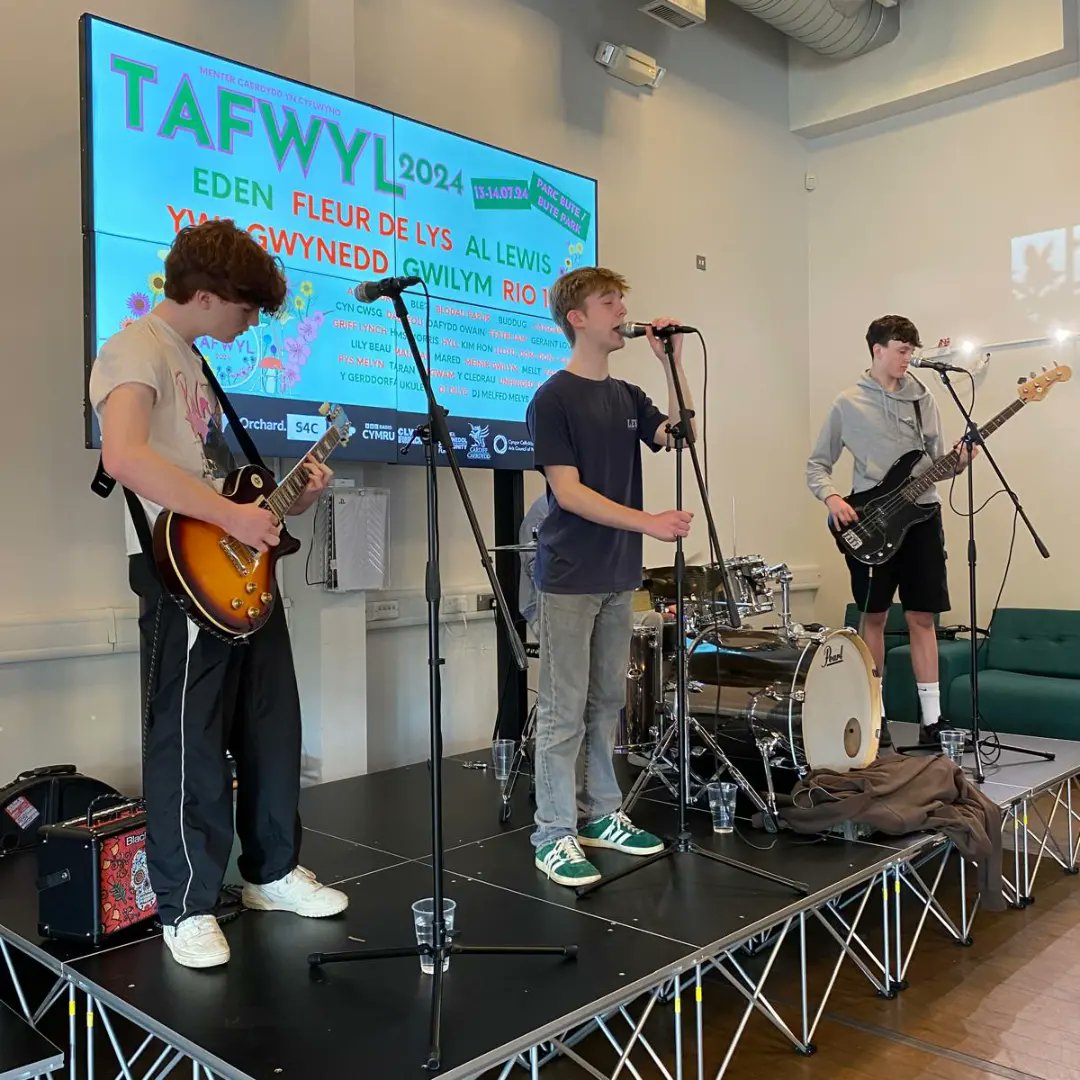 Menter Caerdydd (@mentercaerdydd) on Twitter photo Perfformiad gwych gan @anhuneddband buodd gyda ni heddiw yng Ngholeg Met Caerdydd - diolch bois am helpu ni hyrwyddo @tafwyl a dathlu diwedd blwyddyn disgyblion cwrs TAR! ๐๐
Diolch to Anhunedd for helping us promote Tafwyl today at Cyncoed with <a href="/cardiffmet/">Cardiff Metropolitan University</a> PGCE students! ๐๐ Perfformiad gwych gan @anhuneddband buodd gyda ni heddiw yng Ngholeg Met Caerdydd - diolch bois am helpu ni hyrwyddo @tafwyl a dathlu diwedd blwyddyn disgyblion cwrs TAR! ๐๐
Diolch to Anhunedd for helping us promote Tafwyl today at Cyncoed with <a href="/cardiffmet/">Cardiff Metropolitan University</a> PGCE students! ๐๐