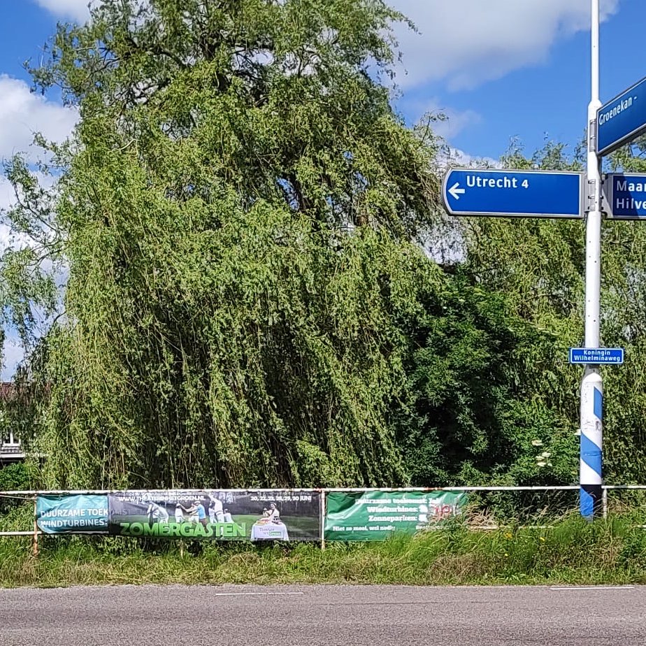 De oplettende passant heeft ze vast al gezien; onze #spandoeken van #zomergasten hangen er! Met dank aan vrijwilliger Jan Willem Breemhaar📷 Nog maar één weekje tot aan de #première! Kaarten zijn verkrijgbaar via theaterinhetgroen.nl 🎟️🎫🎭
#zinin #toneelstuk #nogeenweektegaan