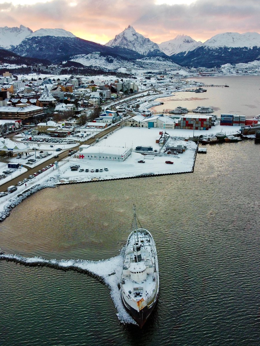 vimanfredotti's tweet photo. ❄️🙌😍 Ushuaia amaneció vestida de blanco. Tuvimos una linda nevada previa al inicio del invierno 🌨️☃️ #Ushuaia #TierradelFuego #Patagonia #Argentina https://t.co/jo5A2VpXKH