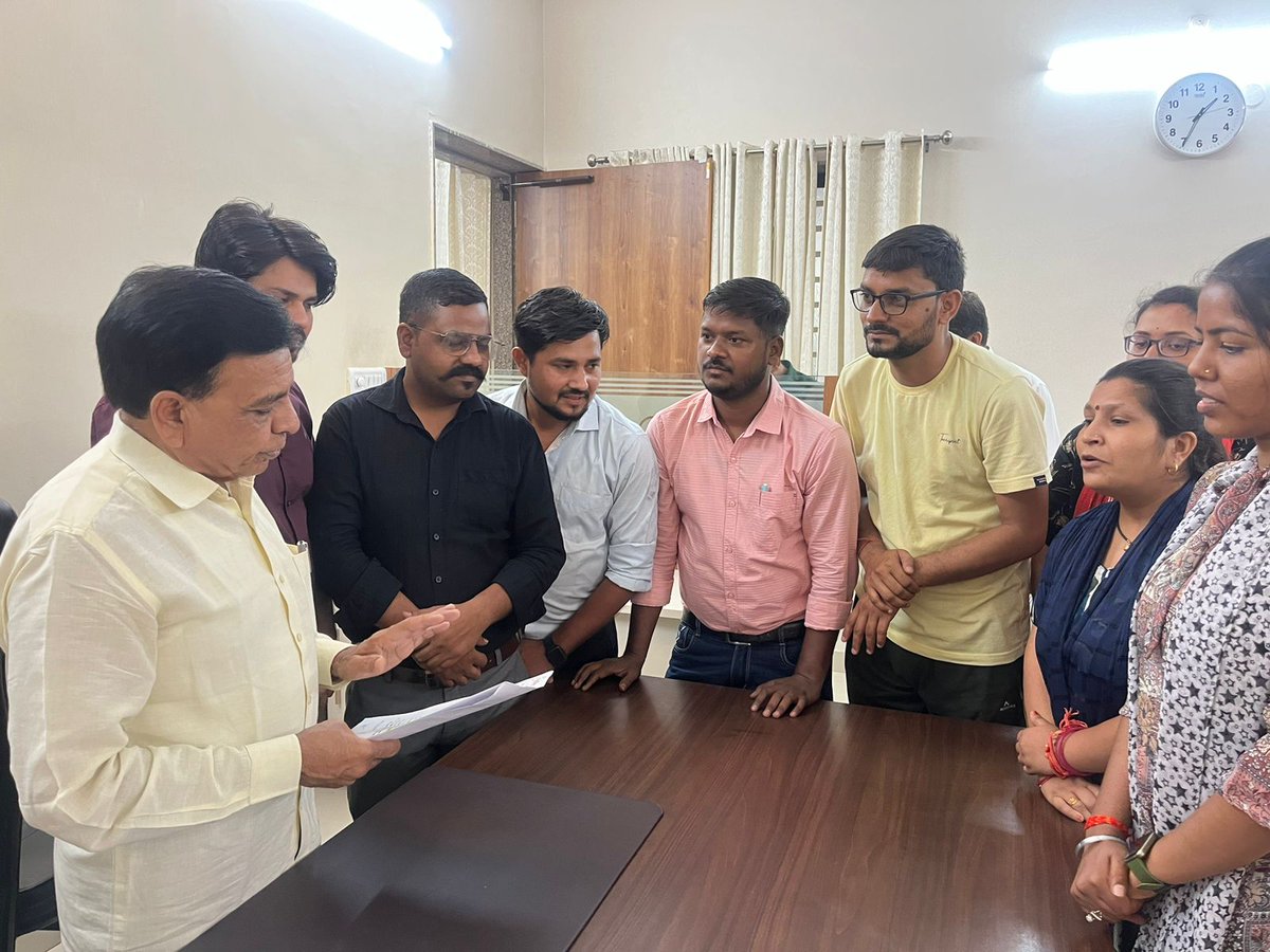 वर्ग1(2023) के #वेटिंगशिक्षकों ने उपमुख्यमंत्री श्री जगदीश देवड़ा जी से पहली काउंसिलिंग में पदवृद्धि के लिये गुहार लगाई।
#मप्र_वर्ग1_2023_पद_बढ़ाओ
#पदवृद्धि