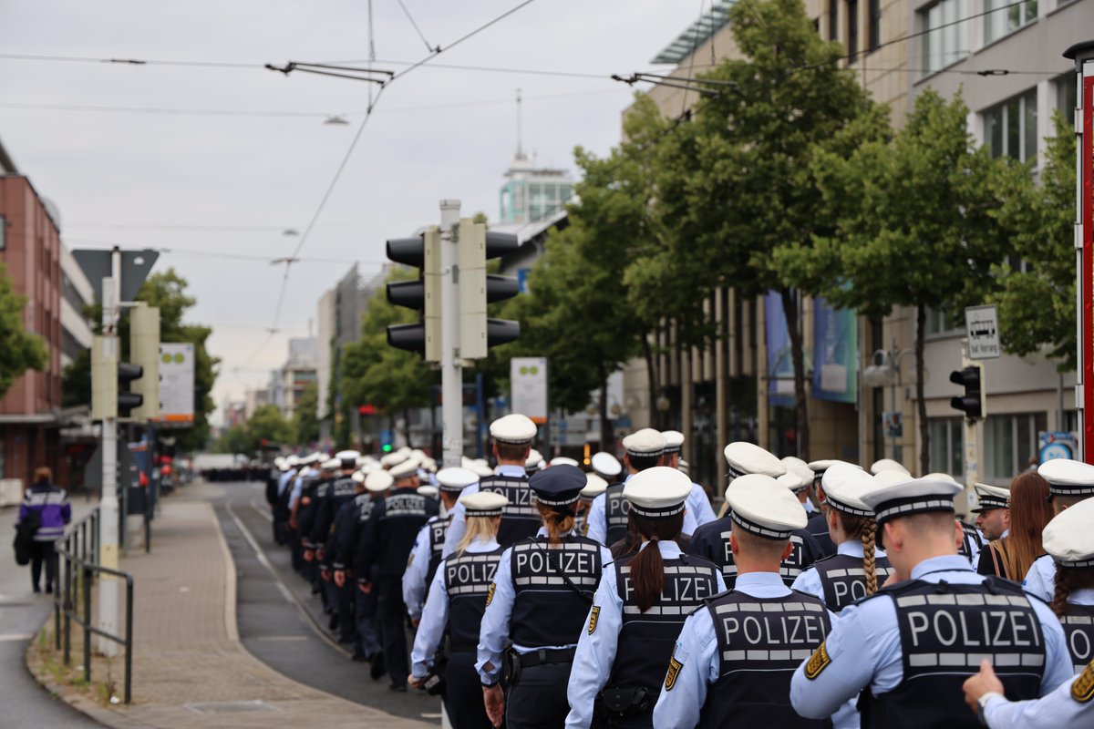 PolizeiMannheim's tweet image. Trauerfeier #fürRouven

Bei der Trauerfeier stand die gesamte Polizei und große Teile der Blaulichtfamilie gemeinsam mit den Angehörigen in Gedenken an unseren Rouven zusammen. Wir bedanken uns für die Anteilnahme.

Unsere Gedanken sind bei der Familie, Freunden und Angehörigen.