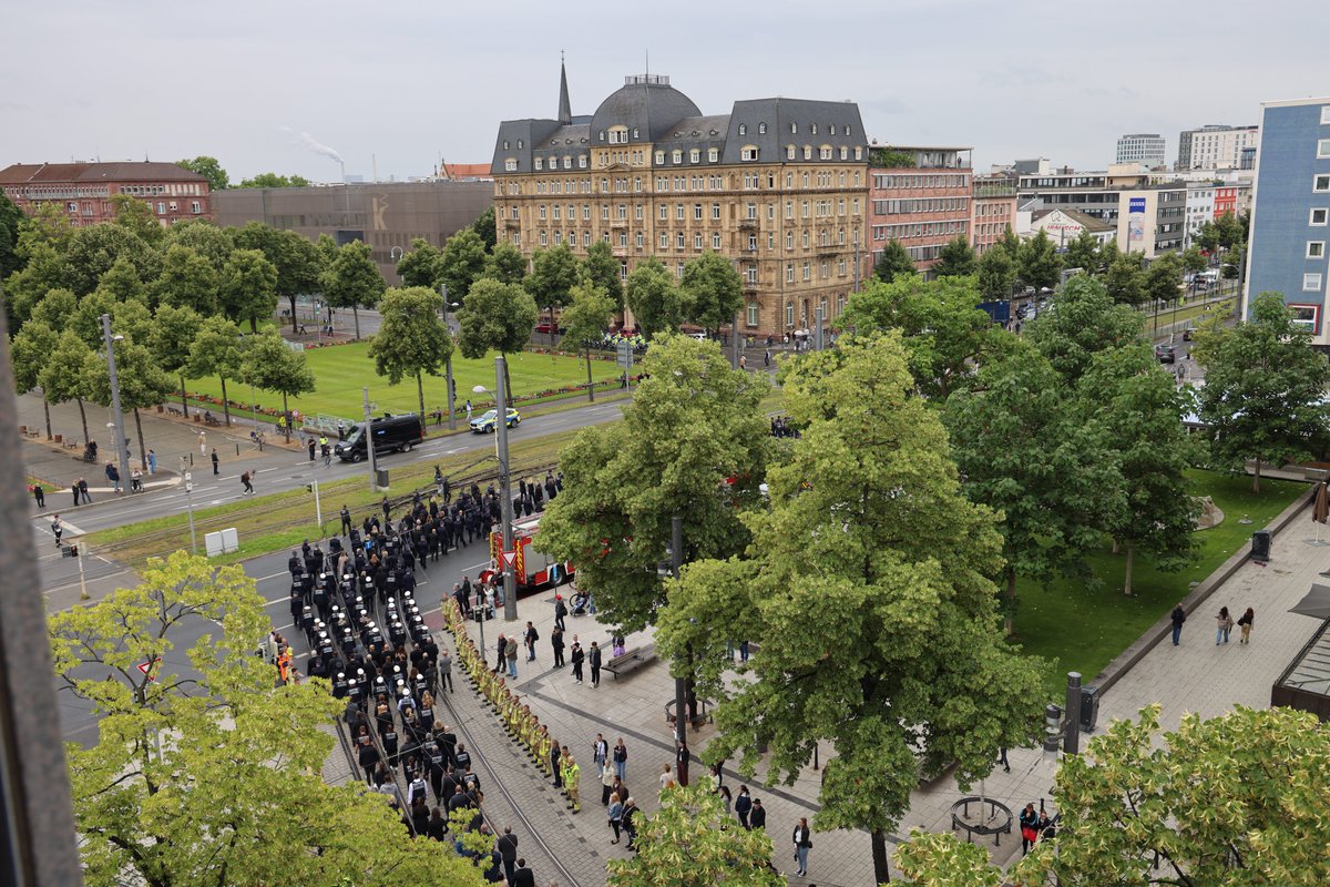 PolizeiMannheim's tweet image. Trauerfeier #fürRouven

Bei der Trauerfeier stand die gesamte Polizei und große Teile der Blaulichtfamilie gemeinsam mit den Angehörigen in Gedenken an unseren Rouven zusammen. Wir bedanken uns für die Anteilnahme.

Unsere Gedanken sind bei der Familie, Freunden und Angehörigen.