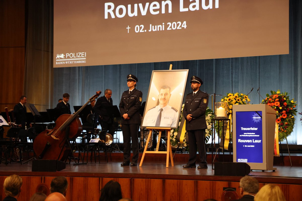 PolizeiMannheim's tweet image. Trauerfeier #fürRouven

Bei der Trauerfeier stand die gesamte Polizei und große Teile der Blaulichtfamilie gemeinsam mit den Angehörigen in Gedenken an unseren Rouven zusammen. Wir bedanken uns für die Anteilnahme.

Unsere Gedanken sind bei der Familie, Freunden und Angehörigen.