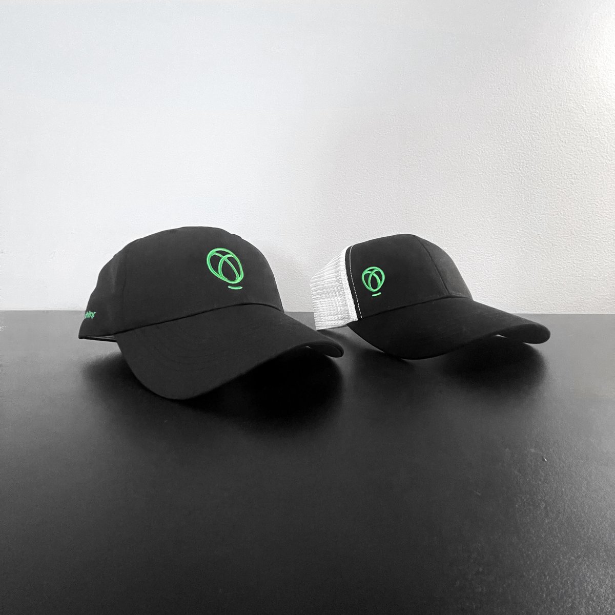 UpholdInc's tweet image. GM. Happy Friday! 🎉

Which hat are we rolling with today? 🤔

     🫲🫱

Left        Right
 🔁          💚