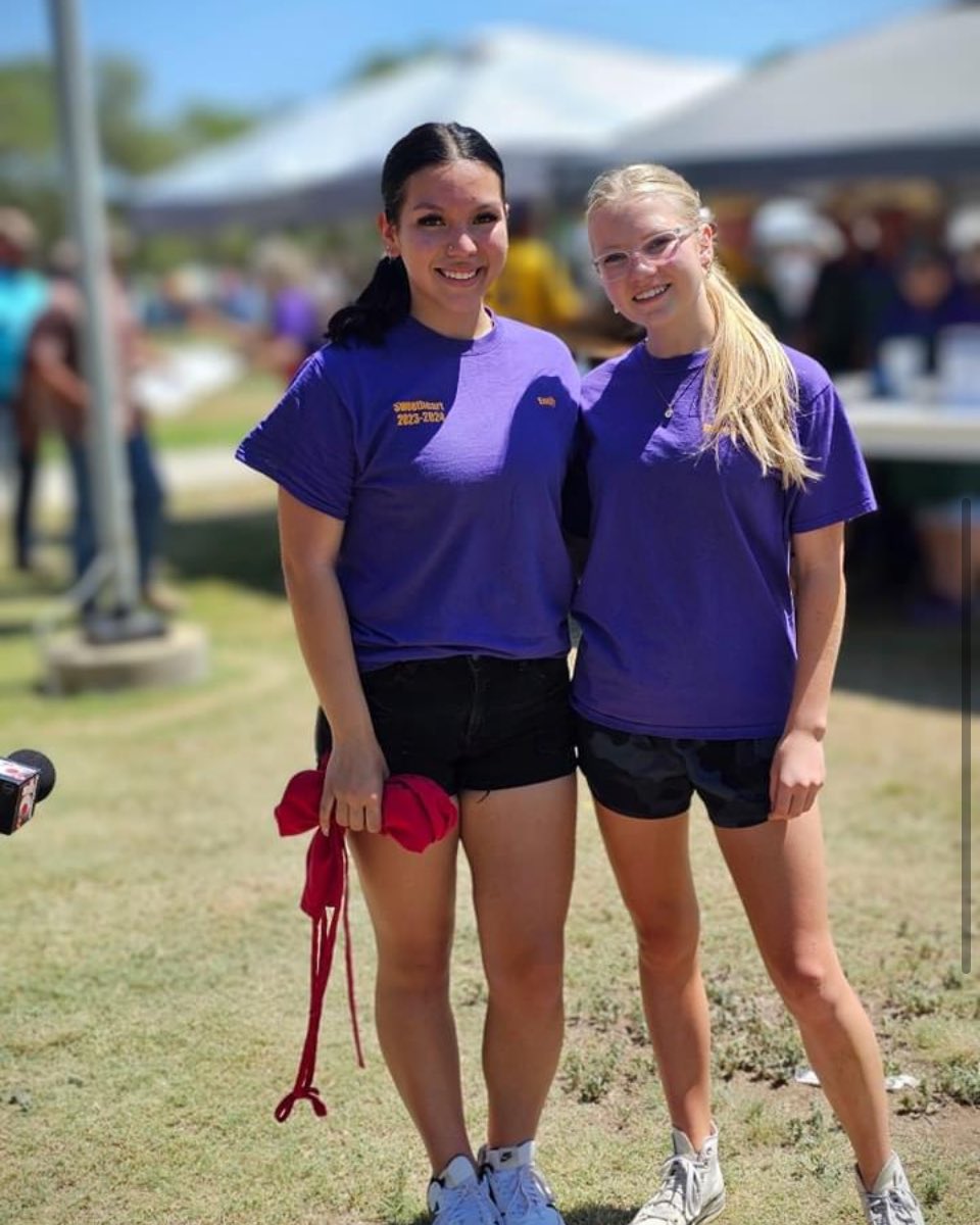 Thank you staff and students that have volunteered to wrap meat, deliver plates, and work booths for @dumasnoonlions #DogieDays #community <a href="/dumashstx/">Dumas High School</a> @dumas_isd_athletics