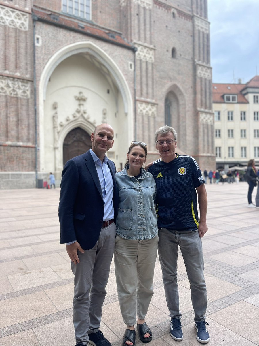 Laura Miller (@bbclauramiller) on Twitter photo Two Nobel Laureates and…me. Absolute pleasure to meet up with Scotland super fan, David MacMillan <a href="/dmac68/">David MacMillan</a> again and German chemist, Benjamin List. Colleagues and friends but today, rivals
🏴 🇩🇪 Two Nobel Laureates and…me. Absolute pleasure to meet up with Scotland super fan, David MacMillan <a href="/dmac68/">David MacMillan</a> again and German chemist, Benjamin List. Colleagues and friends but today, rivals
🏴 🇩🇪
