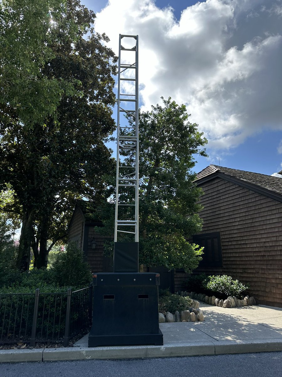 SpeculationMatt's tweet photo. Lighting rigs have also appeared near the Amity restrooms! #HHN33 #HHN https://t.co/WTAHCP5MGP