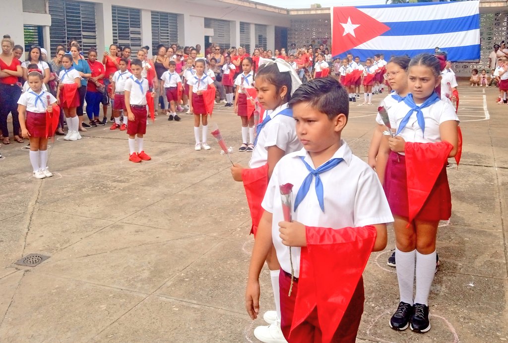 AileemLoy's tweet photo. 🙋‍♀️ Se realiza Acto Municipal de Cambio de Atributo en la escuela primaria Alejandro del Río con la participación especial de #TravesíaRemediana  ♥️ 💯 en #NuestroRemedios 🇨🇺
@CubaMined  @dpevillaclara 
#EducRemedios https://t.co/5kJAqfZAGd