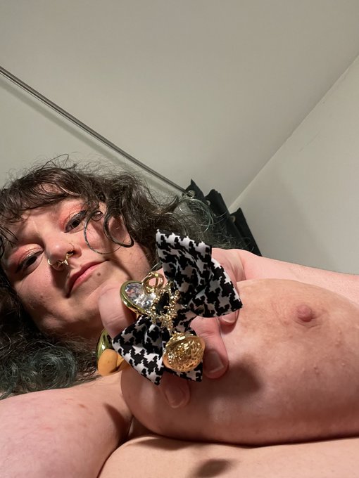 J&rsquo;ai film&eacute; une vid&eacute;o avec mon nouveau plug 🥹 https://t.co/VUO7UDXES5