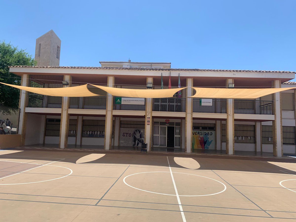 CEIPSJCalasanz's tweet photo. En estos días de calor que se avecinan, agradecemos a nuestro @AytoManchaReal y su alcaldesa @MarDvila , la instalación de los toldos en el patio solicitados por nuestro alumnado, como fin de la SdA Consumo Cuidado.
Gracias. https://t.co/7OPZIErN0g