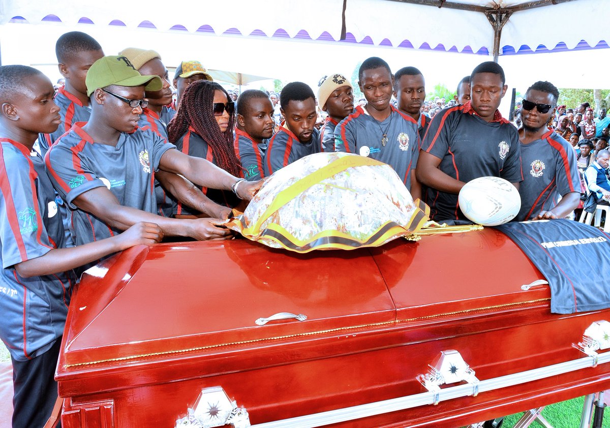 TooroRugbyLions's tweet photo. Paying our last respects to our gone soldier. You were a true and loyal lion in the pack . You will always have a  place in our hearts . Forever grateful 🙏🕊️. Rest well captain 💪. Till we meet again . https://t.co/XJiCkxGqsA