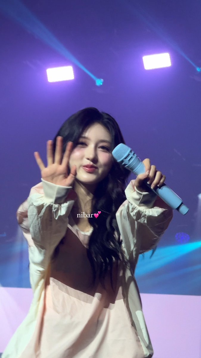 spinninsociety's tweet photo. missing the girls sm :( #IVE_SHOW_WHAT_I_HAVE #IVEamsterdam https://t.co/1gkLfXBzdH