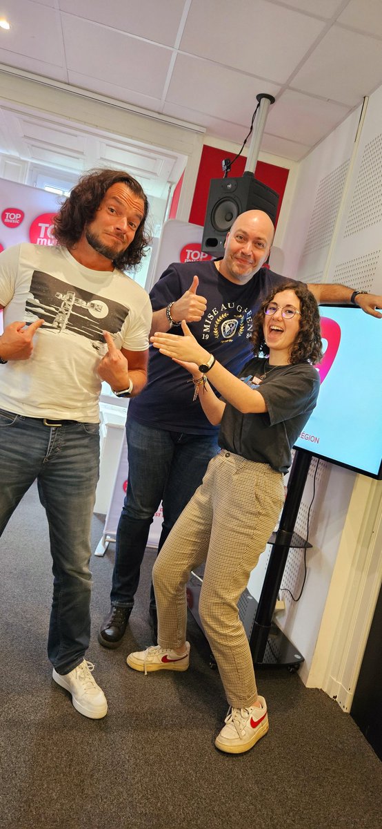 Hellooooooo 😁Damien est aux couleurs d'Indochine et d'ailleurs dans ce 16-19 on vous fera.écouter le tout nouveau Indochine !