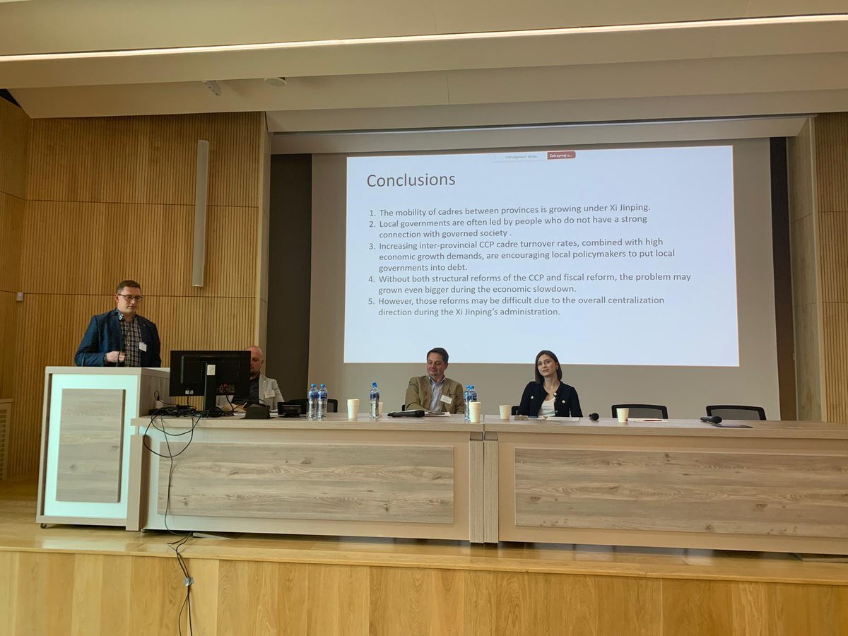d_mierzejewski's tweet photo. Bardzo dobry panel na #LEAM Chiny lokalne z perspektywy systemu nomenklatury @AdrianBrona patriotycznego wychowania @nawrotkiewiczj roli Guangxi Hua Yue i Mariette
(Université Paris Cité) i rywalizacji horyzontalnej @CAAUniLodz @wsmip https://t.co/nskq5iNOVs
