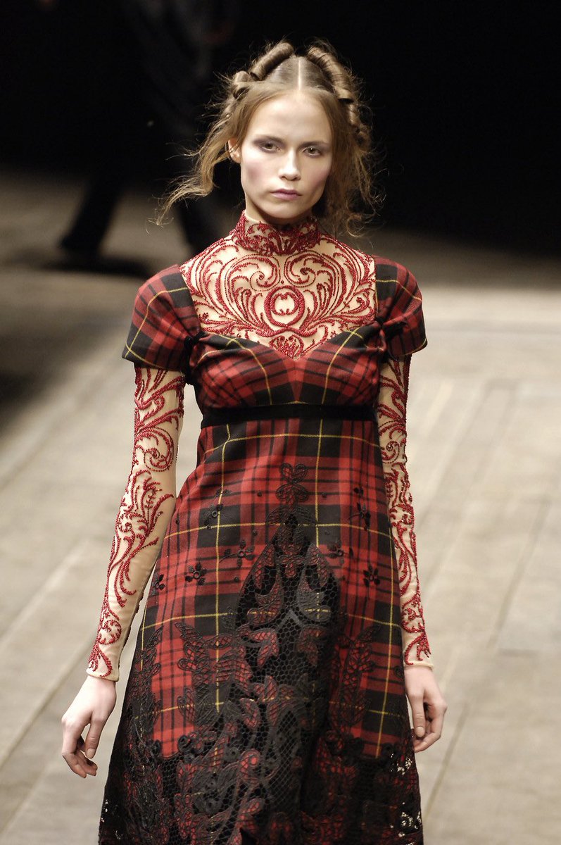 LaModeUnknown's tweet photo. The details of ‘The Widows of Culloden’ by ✨Alexander McQueen✨ Fall/Winter 2006. https://t.co/McTcVqe5oh