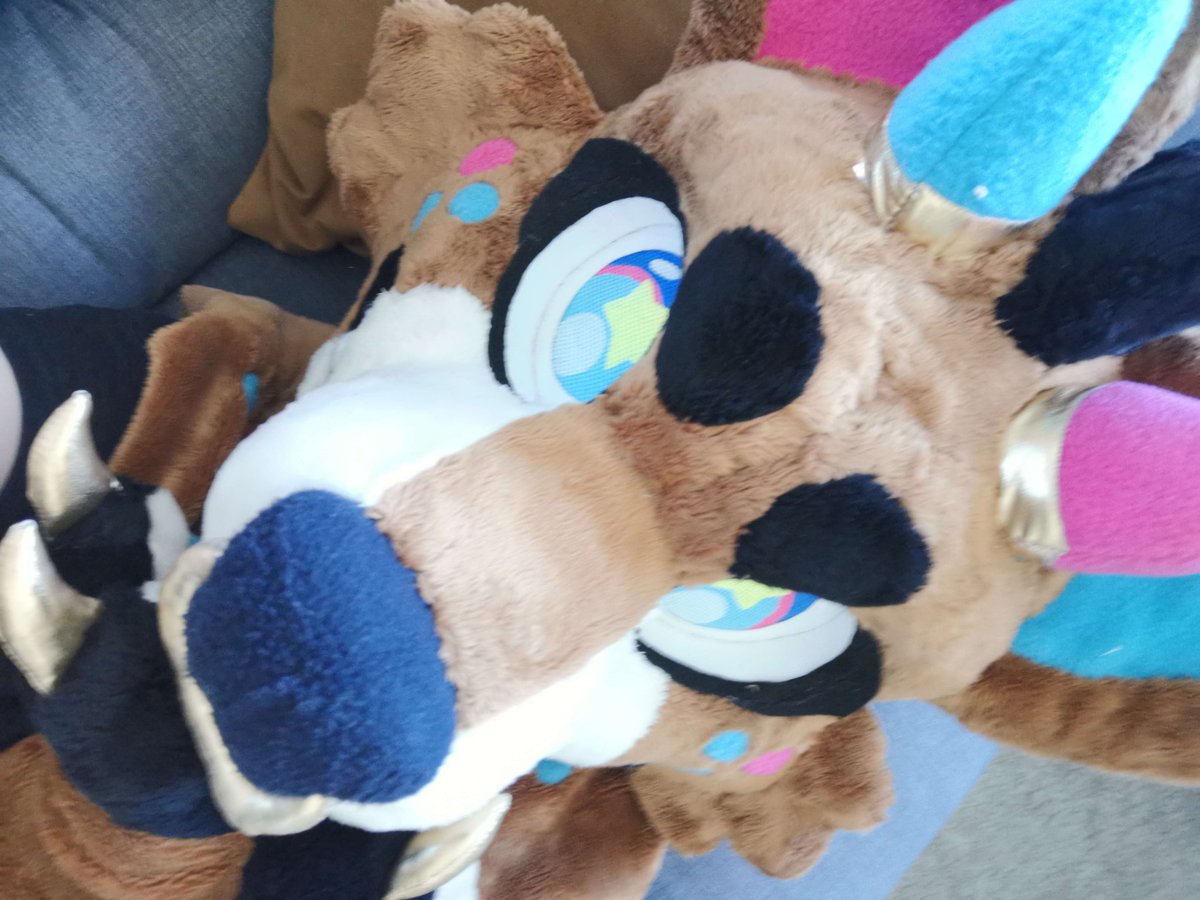 Blue_0possum's tweet photo. @Skyehighstudios Very late but I will never shut up about my bebe boi King. Lil man took 2 years and changed designs three times https://t.co/vtGYfLt73z