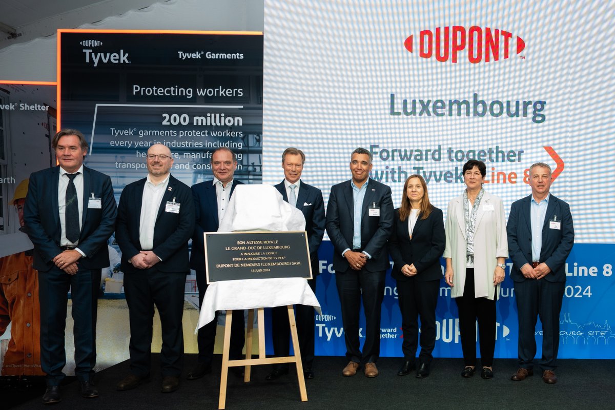 CourGrandDucale's tweet image. 🏭 S.A.R. le Grand-Duc s’est rendu, ce jeudi, chez @DuPont_News de Nemours pour l’inauguration et la visite d’une nouvelle ligne de production dédiée au matériau innovant « #Tyvek », en présence de la Ministre Stéphanie Obertin @mindigital_lu. ©#DuPont