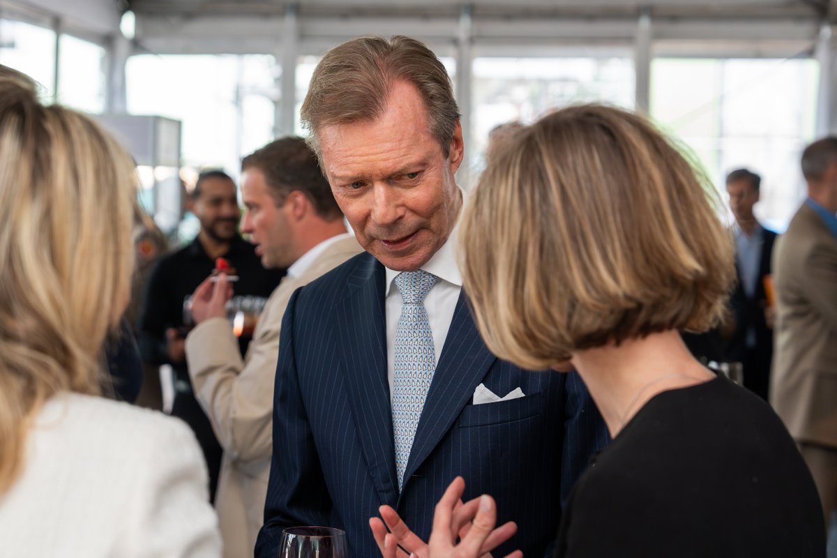 CourGrandDucale's tweet image. 🏭 S.A.R. le Grand-Duc s’est rendu, ce jeudi, chez @DuPont_News de Nemours pour l’inauguration et la visite d’une nouvelle ligne de production dédiée au matériau innovant « #Tyvek », en présence de la Ministre Stéphanie Obertin @mindigital_lu. ©#DuPont