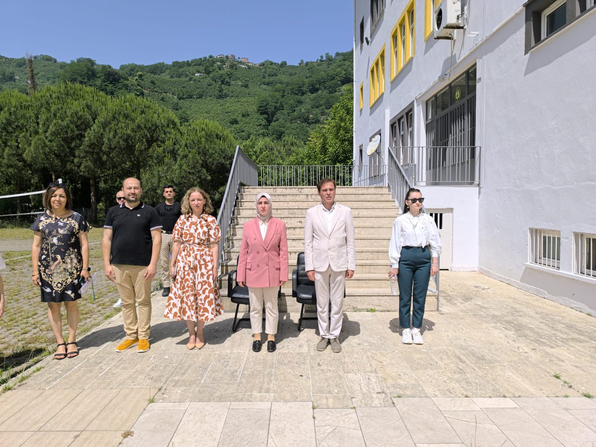 Kaymakamımız Sn. Hatice ÜSTÜN Turnasuyu Kız Anadolu Lisesi tarafından düzenlenen  2023-2024 Eğitim-Öğretim Yıl Sonu Karne Dağıtım Törenine katılarak öğrencilerin karne sevincine ortak oldu.