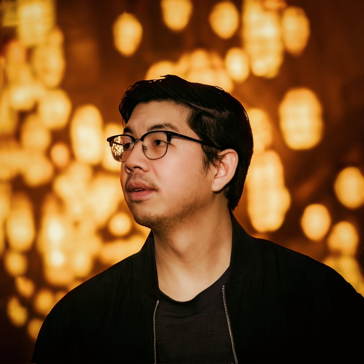 #NewProfilePic Haven't had a proper portrait of me taken in almost 5 years! In that time I've had a major jaw surgery so here's me with the new jaw! 😆 Thanks <a href="/jamtuna/">James</a> for helping me take this photo 🙏🏻