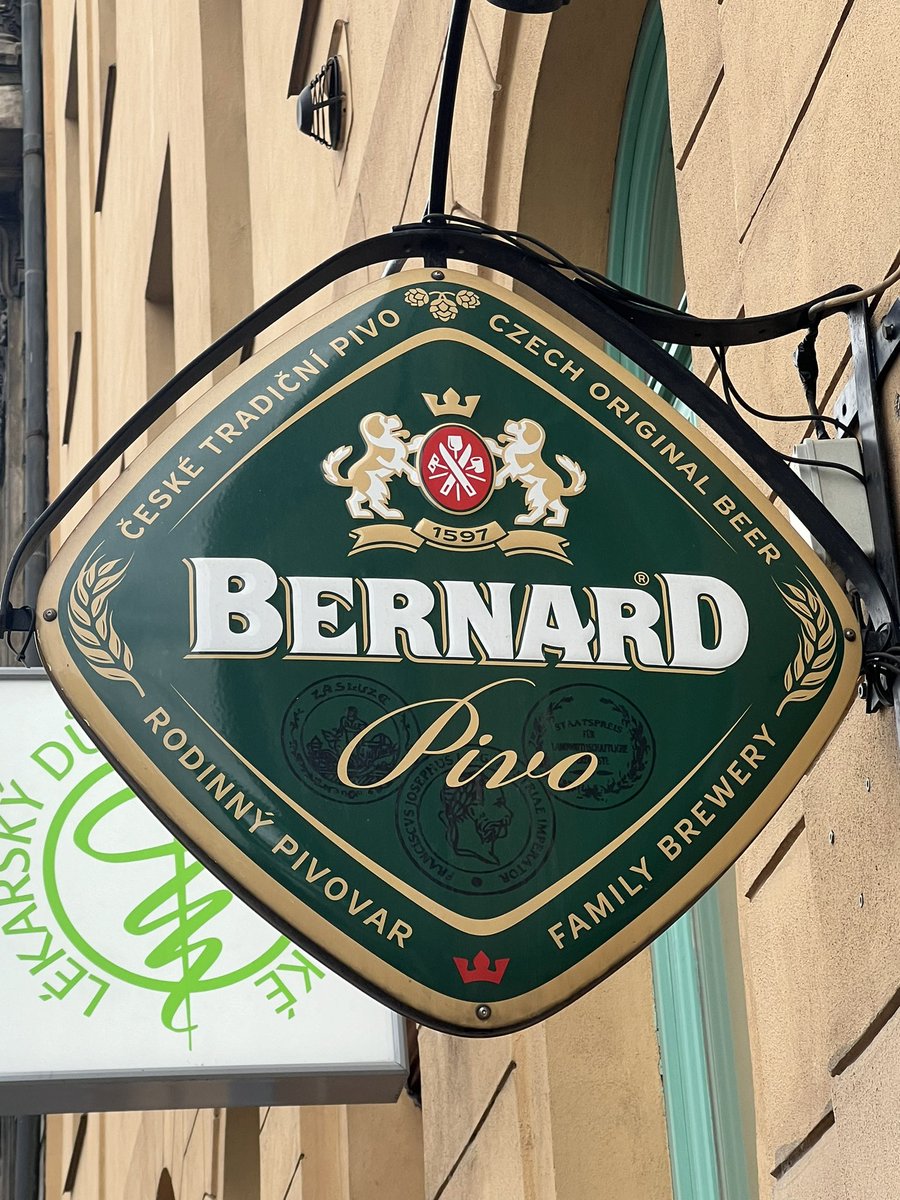 Dbook_MVP's tweet photo. Notre bon vieux @bernardpivot1 qui s’exporte à Prague 🍻 https://t.co/4KE7zKAAEO