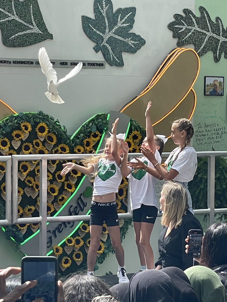 Tenderest of moments as white doves are released by Grenfell children, for #Grenfell children. 18 Young lives ended horrifically, 7 years ago today 🙏💚<a href="/214SPACE/">the SPACE</a> <a href="/GrenfellTowerMC/">Grenfell Tower Memorial Commission</a>