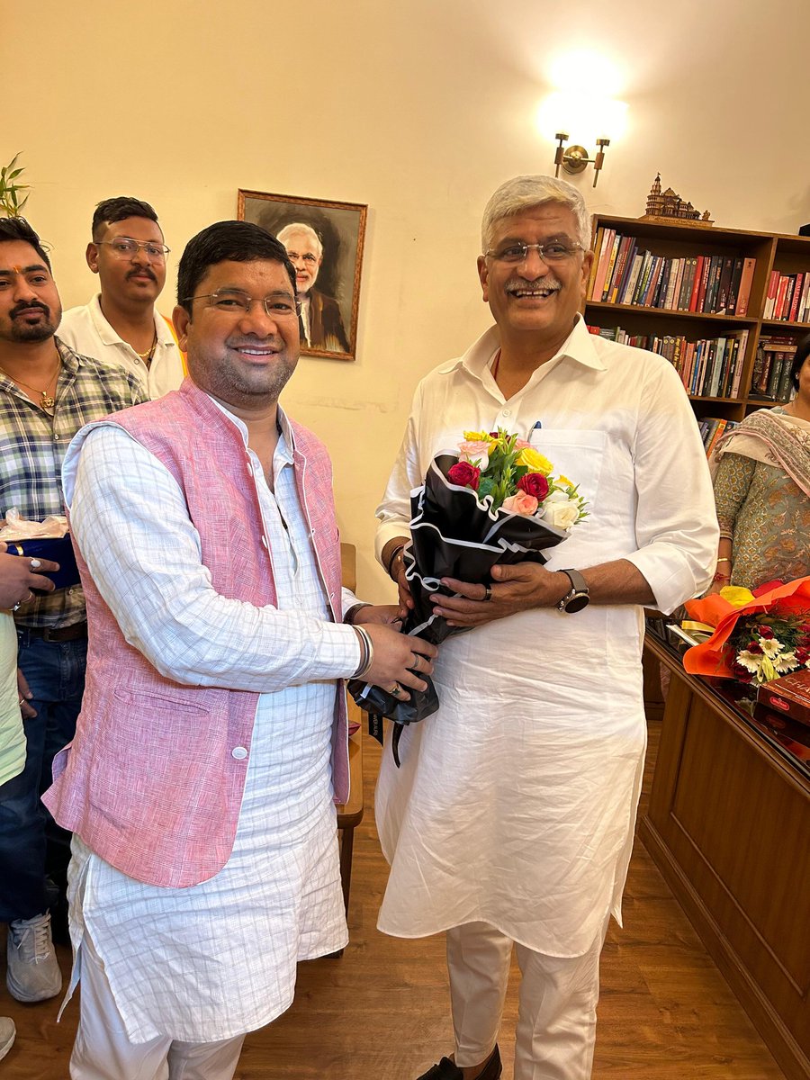 Ramesh_Gariya's tweet photo. दिल्ली में केन्द्रीय संस्कृति तथा पर्यटन कैबिनेट मंत्री माननीय श्री @gssjodhpur से मिलकर उन्हें बधाई व शुभकामनायें दी।
      आपके निर्देशन में निश्चित ही देश के प्रमुख धार्मिक तथा पर्यटन क्षेत्र को उनके आध्यात्मिक, पौराणिक व एतिहासिक महत्व के अनुसार विकसित किये जायेंगे। https://t.co/UAAvOT7mMD