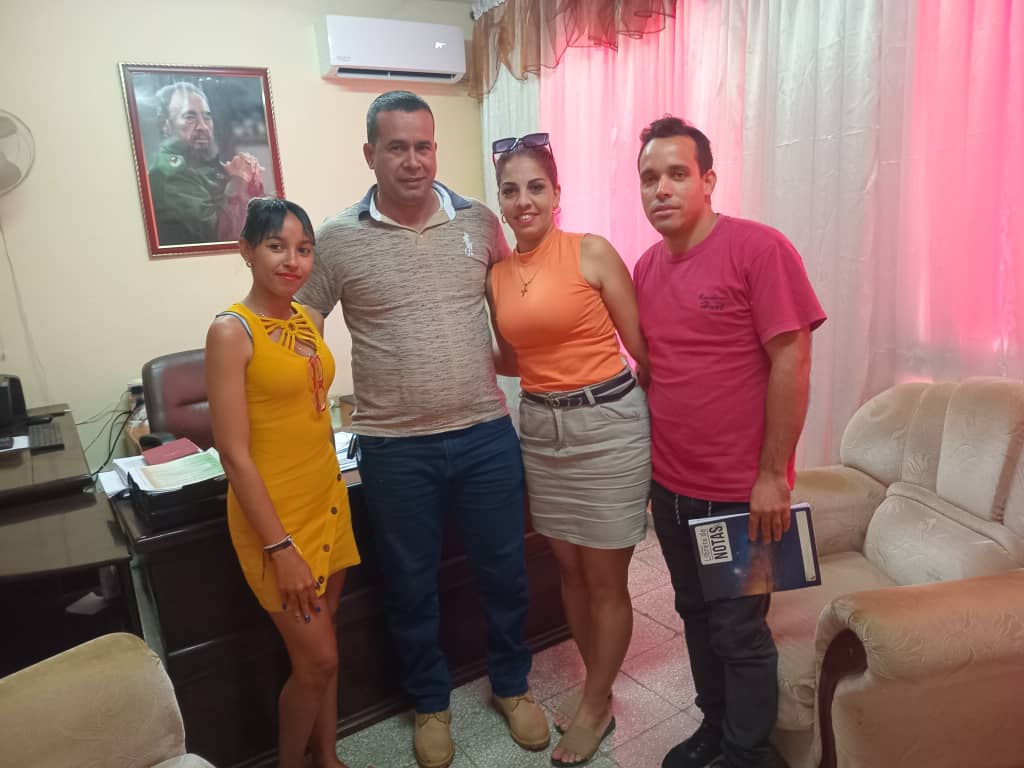Tabaco_Granma's tweet photo. Intercambio con jóvenes del Diplomado de Gestión de sistema Forestal, agropecuario y tabacalero con directivos de la Empresa.
#CubaSigue
#tabacogranma
@BorgesOlivero @YudelkisOrtizB https://t.co/gbsbRhVmIf