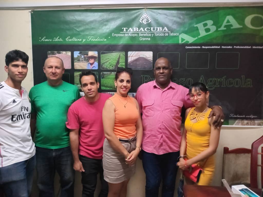 Tabaco_Granma's tweet photo. Intercambio con jóvenes del Diplomado de Gestión de sistema Forestal, agropecuario y tabacalero con directivos de la Empresa.
#CubaSigue
#tabacogranma
@BorgesOlivero @YudelkisOrtizB https://t.co/gbsbRhVmIf