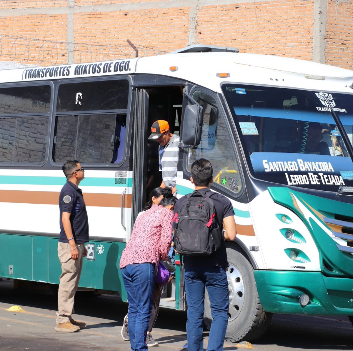 SGGDurango's tweet photo. 📣Atendiendo el llamado ciudadano, la #SGGDgo, a través de los Inspectores de la #SMYT, emprenden operativo para vigilar el servicio en el transporte público colectivo. 🚖🚍
👁️Supervisamos el aforo, la ventilación y limpieza de las unidades del servicio urbano y suburbano. https://t.co/kYnkWZfE8P