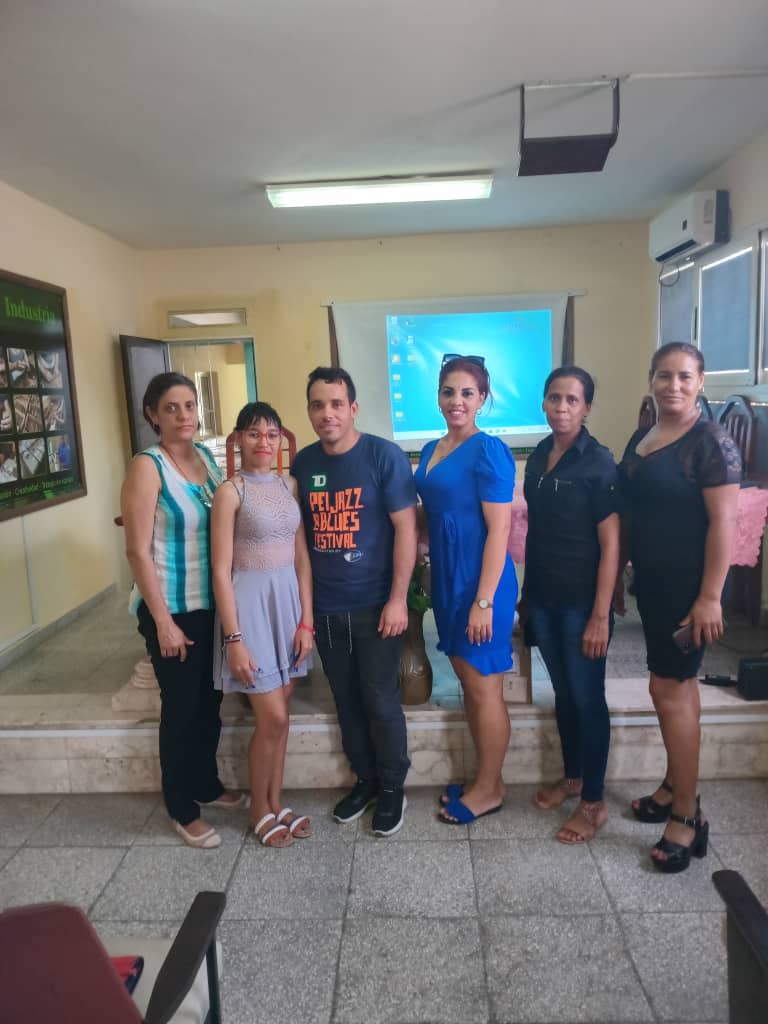 Tabaco_Granma's tweet photo. Intercambio con jóvenes del Diplomado de Gestión de sistema Forestal, agropecuario y tabacalero con directivos de la Empresa.
#CubaSigue
#tabacogranma
@BorgesOlivero @YudelkisOrtizB https://t.co/gbsbRhVmIf