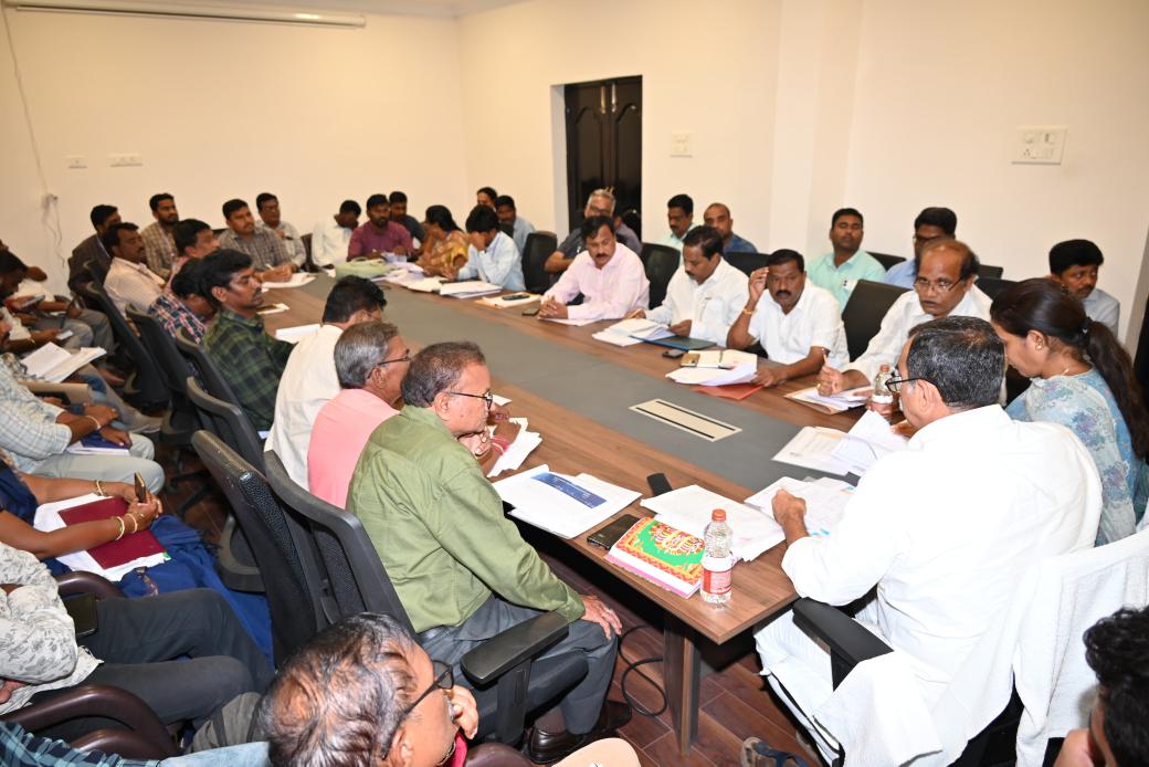 ReddeppagariSVR's tweet image. కడప నగరంలోని వివిధ శాఖల ప్రభుత్వ అధికారులు మరియు ఇంజనీర్లతో సమావేశం కావడం జరిగింది. కడపలో ఇప్పుడు పెండింగ్ లో ఉన్న పనుల గురించి, కొత్తగా చేయబోయే అభివృద్ధి పనులపై చర్చించడం జరిగింది

#Kadapa #KadapaDevelopment