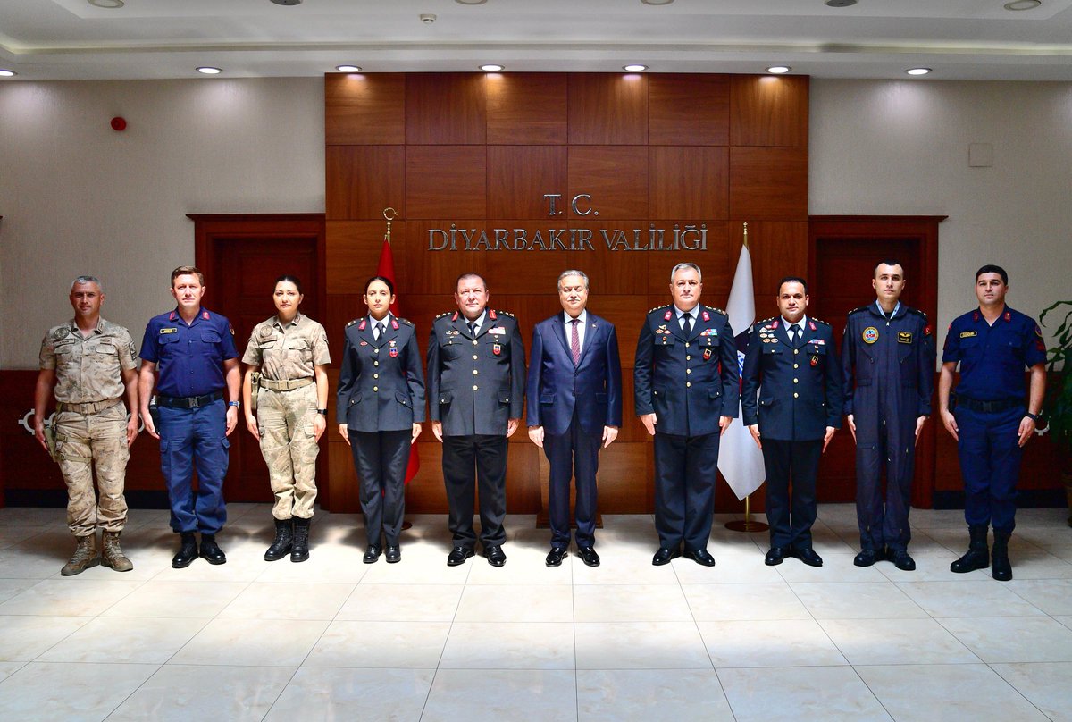 Jandarma Teşkilatı'mızın 185. kuruluş yıl dönümü münasebetiyle; 

#Diyarbakır İl Jandarma Komutanı Tümg. Selçuk Yıldırım ve beraberindeki heyeti kabul ettik.

Jandarma Teşkilatımızın kuruluş yıl donümünü tebrik ediyor, aziz şehitlerimizi rahmetle, kahraman gazilerimizi minnet ve