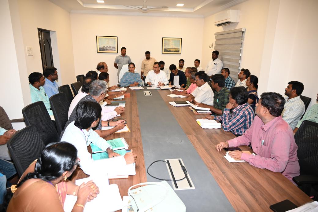 ReddeppagariSVR's tweet image. కడప నగరంలోని వివిధ శాఖల ప్రభుత్వ అధికారులు మరియు ఇంజనీర్లతో సమావేశం కావడం జరిగింది. కడపలో ఇప్పుడు పెండింగ్ లో ఉన్న పనుల గురించి, కొత్తగా చేయబోయే అభివృద్ధి పనులపై చర్చించడం జరిగింది

#Kadapa #KadapaDevelopment