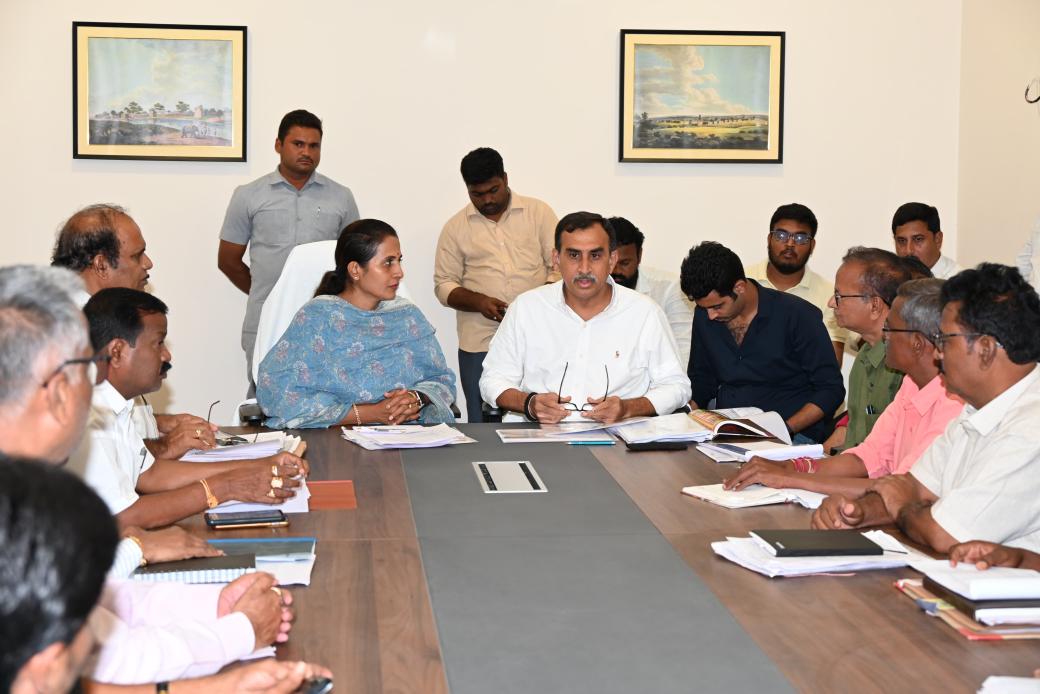 ReddeppagariSVR's tweet image. కడప నగరంలోని వివిధ శాఖల ప్రభుత్వ అధికారులు మరియు ఇంజనీర్లతో సమావేశం కావడం జరిగింది. కడపలో ఇప్పుడు పెండింగ్ లో ఉన్న పనుల గురించి, కొత్తగా చేయబోయే అభివృద్ధి పనులపై చర్చించడం జరిగింది

#Kadapa #KadapaDevelopment