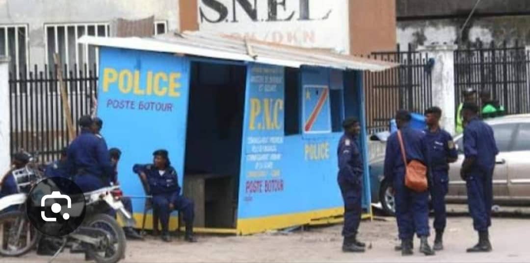acprdcongo's tweet photo. #RDC : un policier non autrement identifié, s'est donné la mort par balle vendredi après avoir tué de la même manière, sa femme vendredi dans le quartier #Mikonga, commune de N'sele, dans l'est de #Kinshasa, en République démocratique du Congo, a appris l'ACP de source policière. "Nous sommes venus au quartier Mikonga pour nous rendre compte de l'évènement qui s'est produit sur place, où un policier vient de tuer sa femme au marché #Efobank.
Après son forfait, ce policier s'est tiré une balle, craignant d'être appréhendé par nos éléments de police qui étaient à sa poursuite", a dit le commandant José Moke du sous-commissariat de la place.